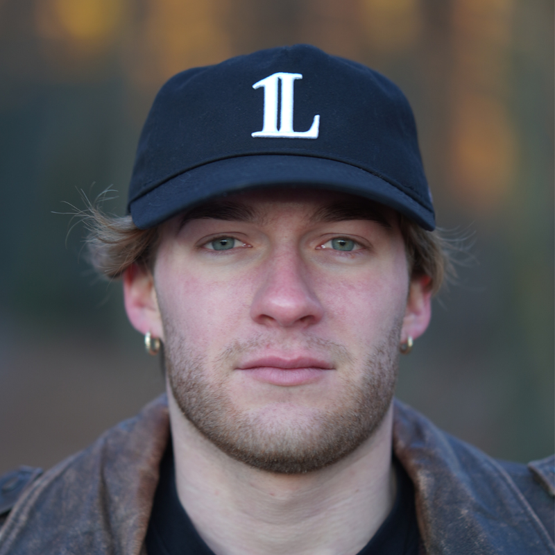 OneLife Core Cap schwarz, Seitenansicht mit OneLife-Stick